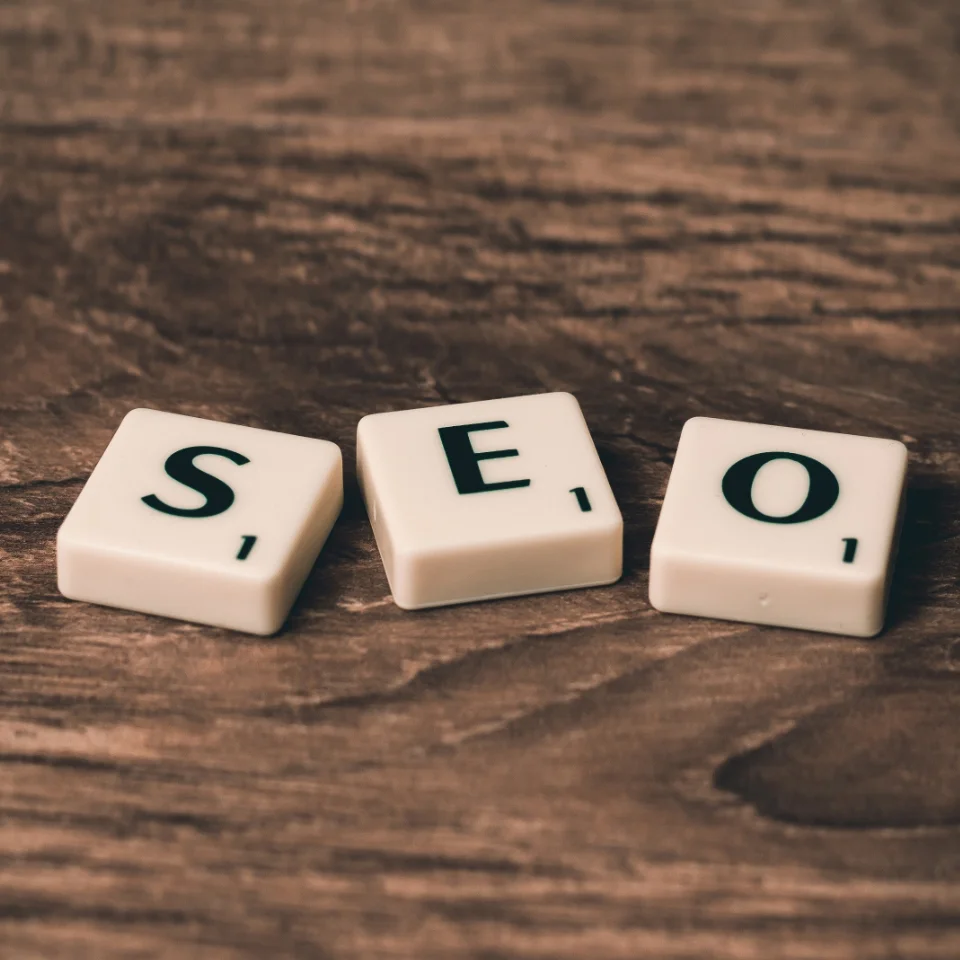 Spielsteine mit einzelnen Buchstaben, die "SEO" ergeben